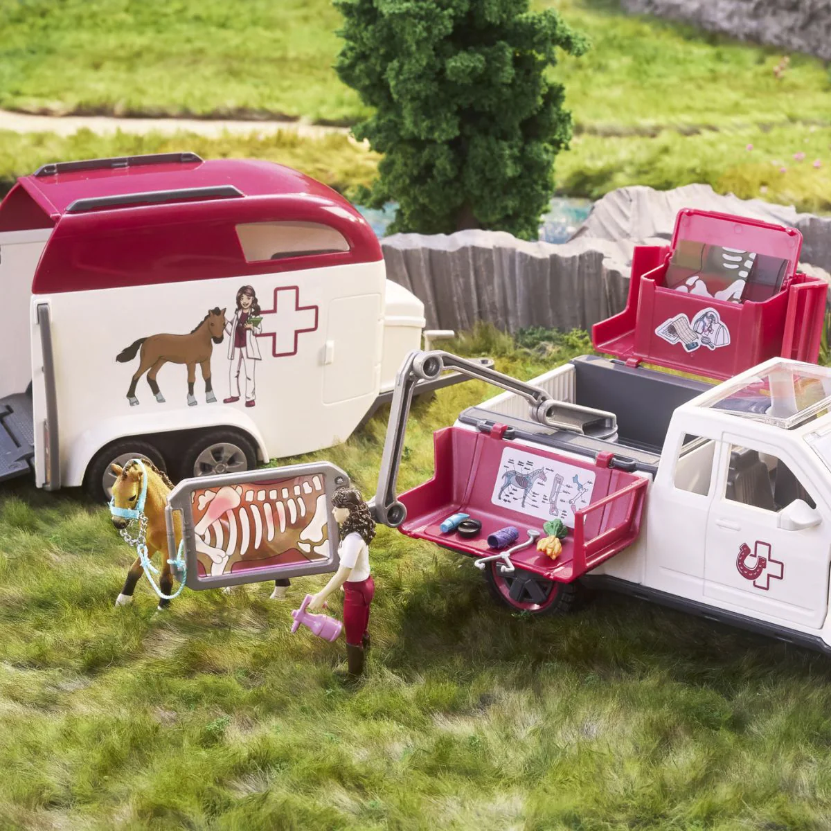 Mobile vet with trailer - Image 3